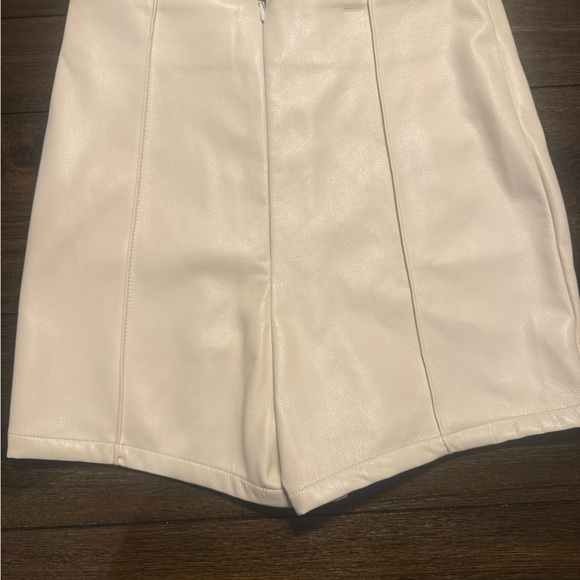 AKIRA Cream Faux High Waist Shorts Panel Seam Vegan Leather NET Size S - Picture 2 of 5